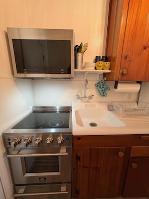 Wasserkocher mit Kaffee-/Teezubehör, Kühlschrank, Mikrowelle, Ofen
