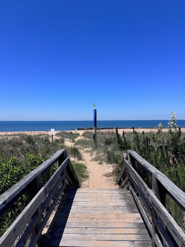 Beach - Beachside Living : Furnished Willoughby Spit Condo (Norfolk)
