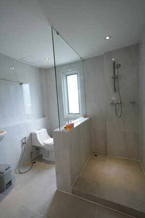 Standard Double Room, Balcony, Pool View | Bathroom - JB Boutique (Pattaya)