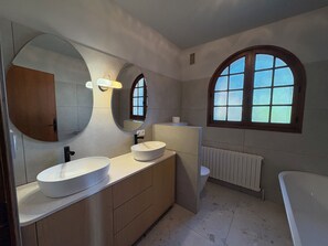 Douche, séchoir à cheveux, papier de toilette