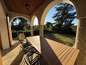 Outdoor dining - Vrbo Property (Annonay)