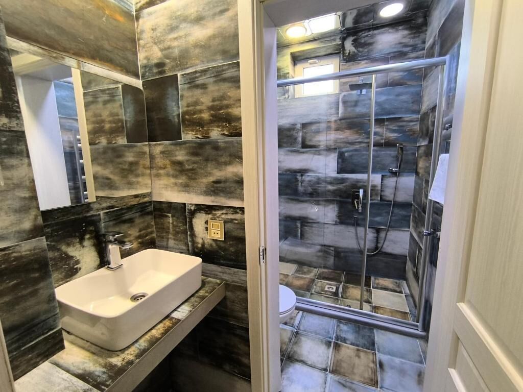 Studio Suite Mewah, pemandangan gunung | Kamar mandi | Shower, pancuran hujan, perlengkapan mandi gratis, dan pengering rambut