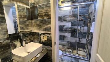 Studio Suite Mewah, pemandangan gunung | Kamar mandi | Shower, pancuran hujan, perlengkapan mandi gratis, dan pengering rambut