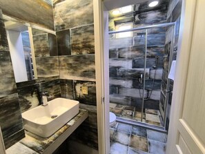 Studio Suite Mewah, pemandangan gunung | Kamar mandi | Shower, pancuran hujan, perlengkapan mandi gratis, dan pengering rambut