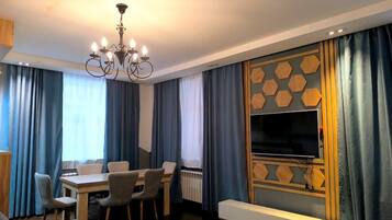 Luxury Studio Suite, Mountain View | Living area | 43-inch LED TV with satellite channels