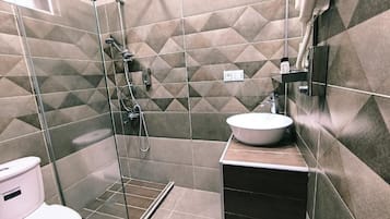 Habitación cuádruple Confort, vistas al patio | Baño | Ducha y cabezal de ducha tipo lluvia
