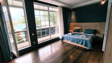 Luxury Studio Suite, Mountain View | Free WiFi, bed sheets