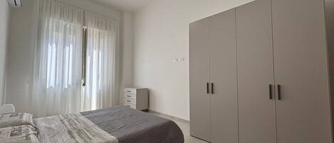 1 habitación, tabla de planchar con plancha, wifi gratis y ropa de cama
