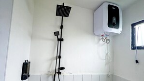 Un baño con ducha, dispensador de jabón y ventana.