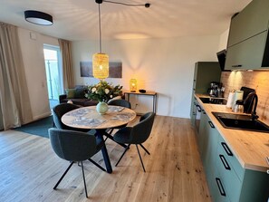 Wasserkocher mit Kaffee-/Teezubehör, Kühlschrank, Mikrowelle, Ofen