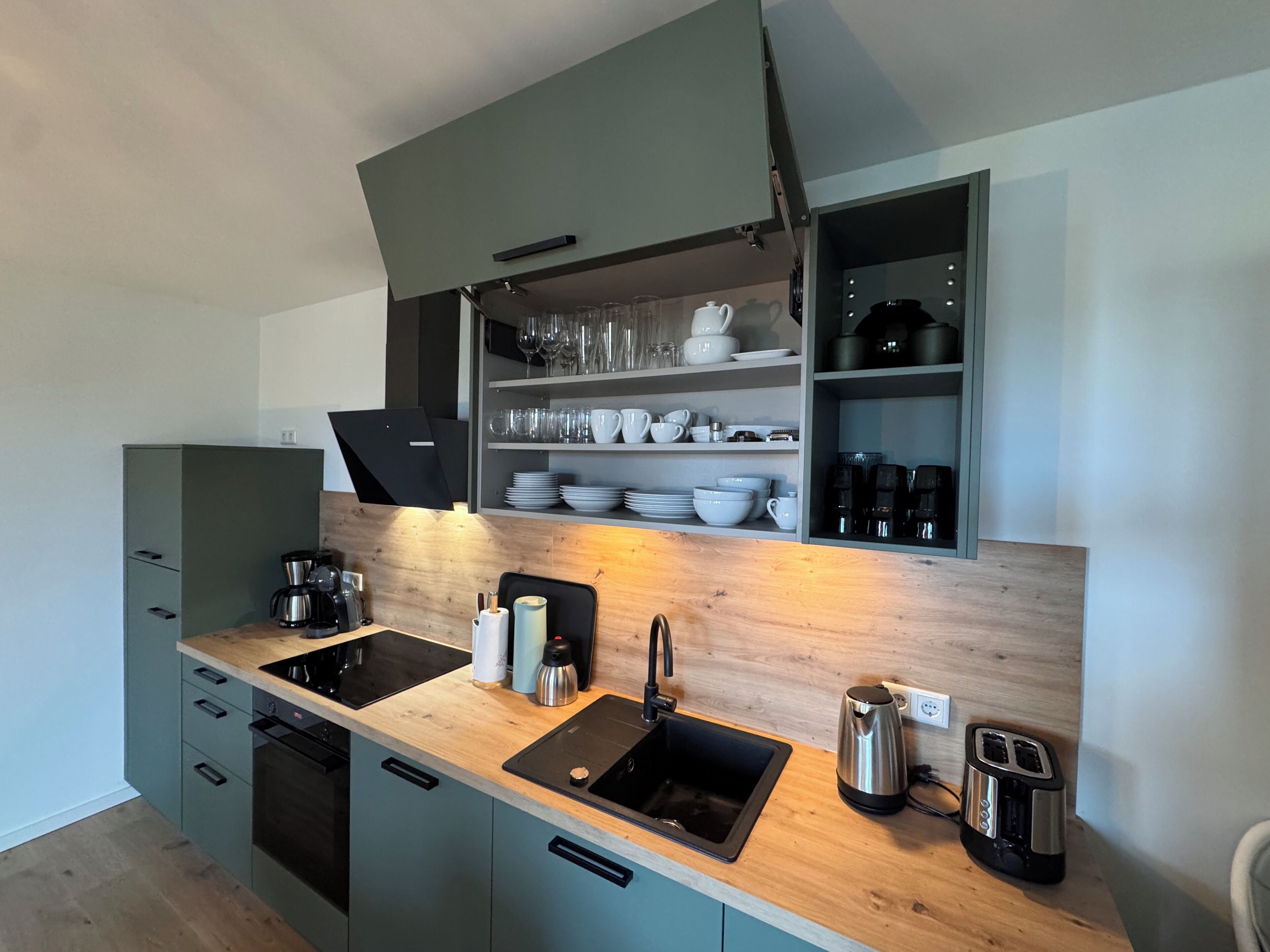Coffee/tea maker, fridge, microwave, oven