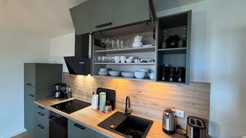 Coffee/tea maker, fridge, microwave, oven