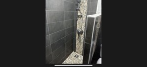 Doccia, asciugamani, sapone, carta igienica