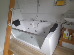 Dusch, bubbelbadkar, handdukar och tvål