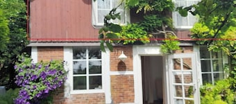 Idyllic, quiet on the historic church square, with whirlpool, terrace, pets