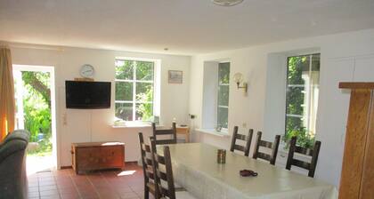 Idyllic, quiet on the historic church square, with whirlpool, terrace, pets