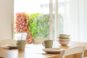 Ein Esstisch mit Tasse, Schüsseln und Löffel.