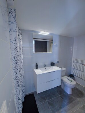 Bathroom - Vrbo Property (Vitrolles)