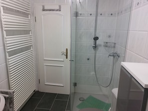 Shower, hair dryer, towels, soap - Cozy vacation apartment for 2-4 persons (Engelskirchen)