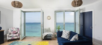 Mermaids 2 - Sea views, direct beach access