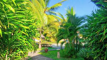 Comfort Villa, 2 Bedrooms, Patio, Garden View | Property grounds