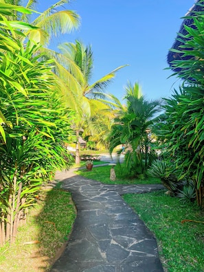 Biệt thự tiện nghi đơn giản, 2 phòng ngủ, sân hiên, quang cảnh vườn | Khuôn viên nơi lưu trú