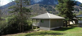 Chalet in a quiet wooded area 10 minutes from the village. Mountain view