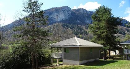 Chalet dans un espace boisé au calme
A 10mn du village .
Vue sur la montagne