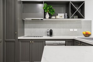 Wasserkocher mit Kaffee-/Teezubehör, Kühlschrank, Mikrowelle, Ofen