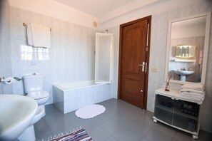 Sèche-cheveux, bidet, serviettes fournies, papier toilette