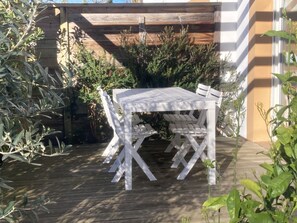 Outdoor dining - Vrbo Property (Arbonne)