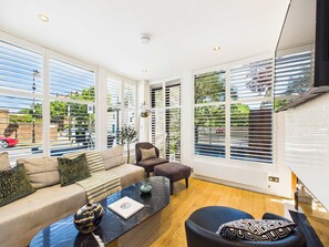 TV, offices - Contemporary Designer Islington House (Greater London)