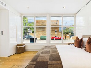 3 bedrooms, iron/ironing board, travel cot, WiFi - Contemporary Designer Islington House (Greater London)