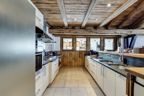Private kitchen - Chalet La Bouclia - Luxury Alpine retreat (Val-d'Isère)