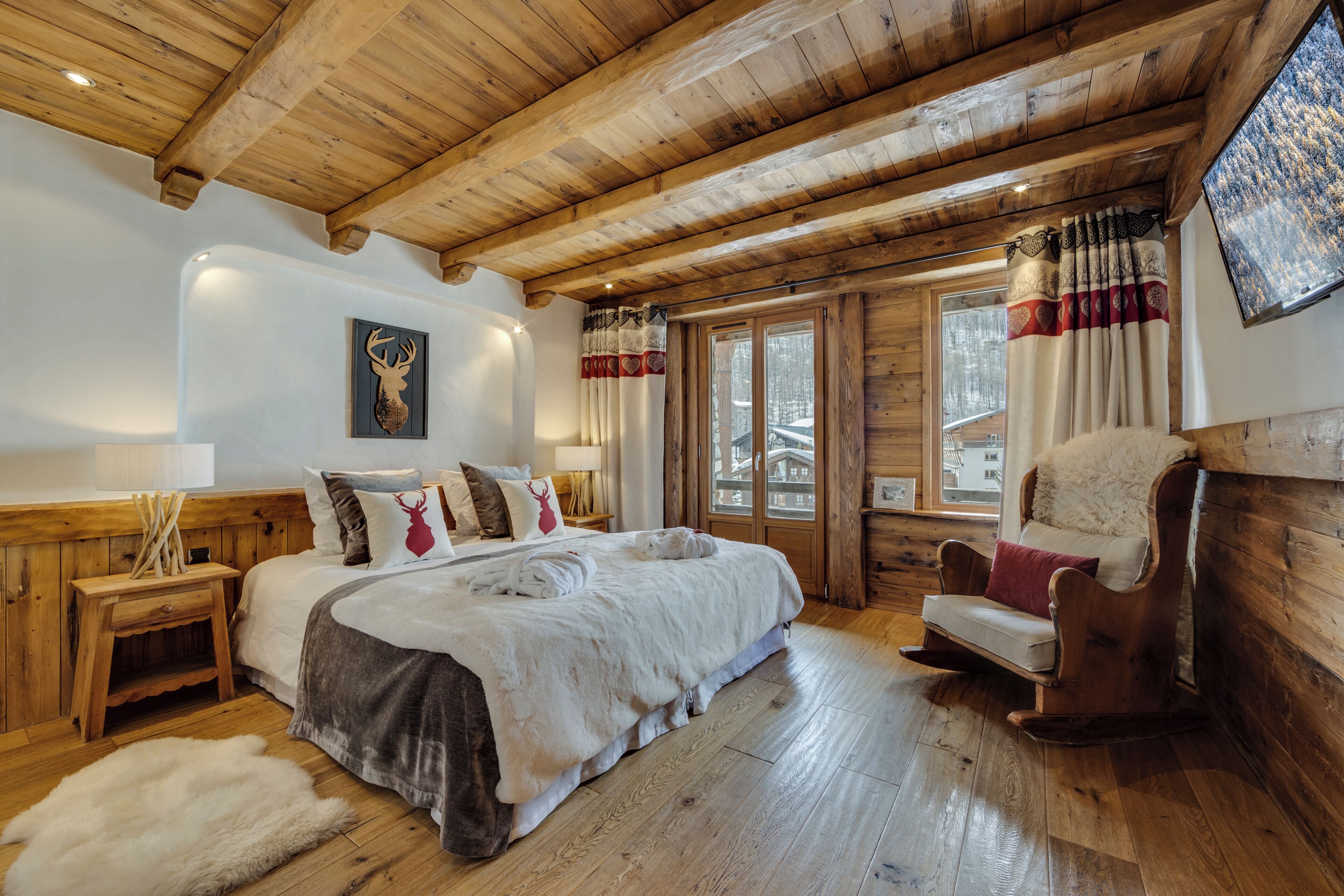 4 bedrooms, iron/ironing board, internet, bed sheets