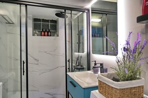 Shower, hair dryer, towels, soap - In the heart of Nafpaktos's city center, 50m from the sea and 5' from the port. (Nafpaktos)