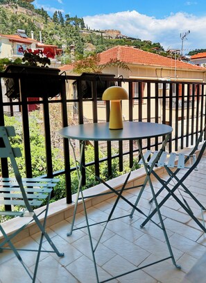 Outdoor dining - In the heart of Nafpaktos's city center, 50m from the sea and 5' from the port. (Nafpaktos)