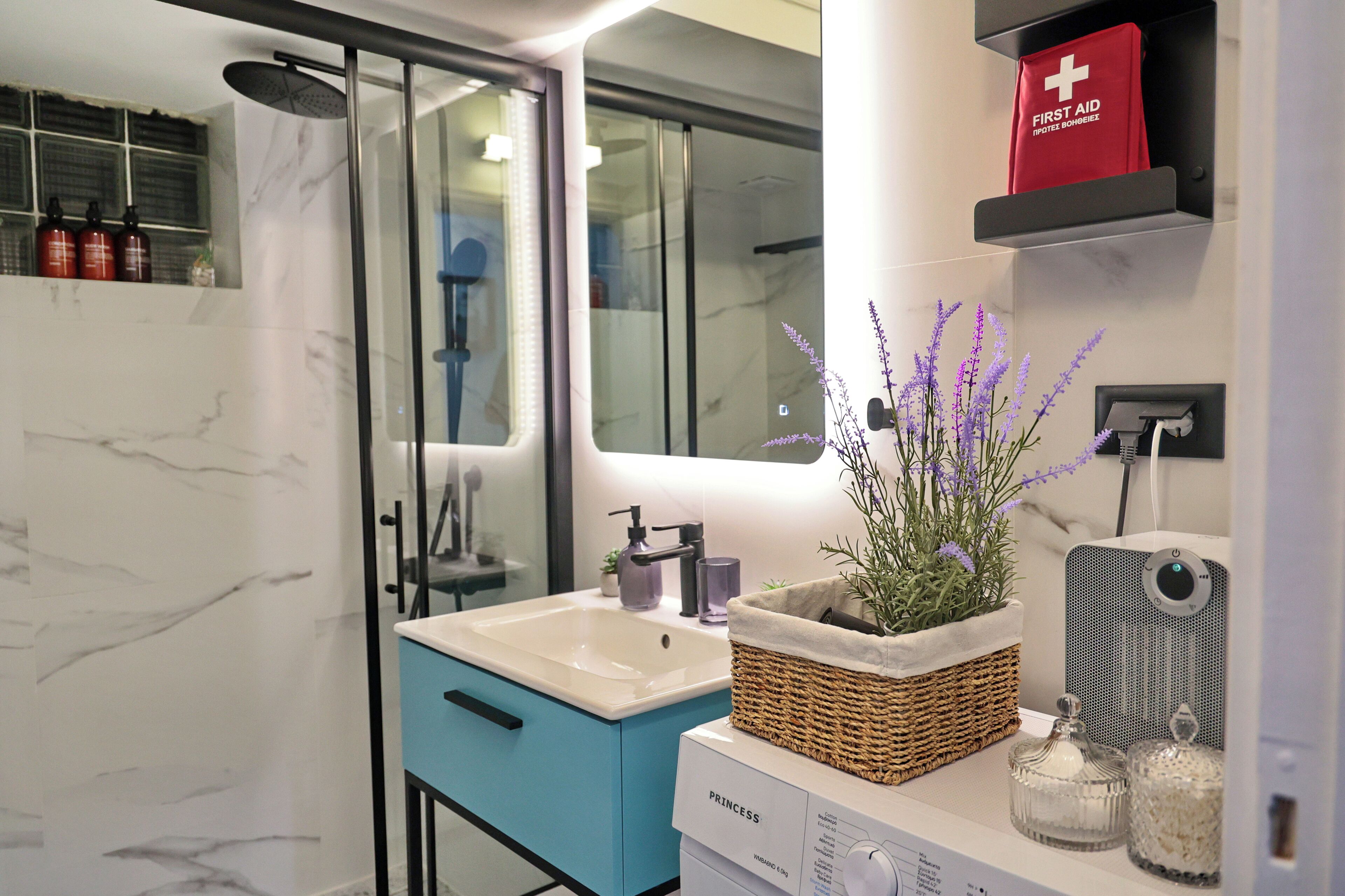 Een douche, een haardroger, handdoeken, zeep