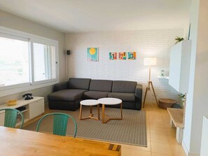 Smart TV - Beachfront Apartment with Sea-View Terrace (Calafell)