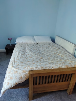 2 quartos, ferros/tábuas de passar roupa, roupa de cama