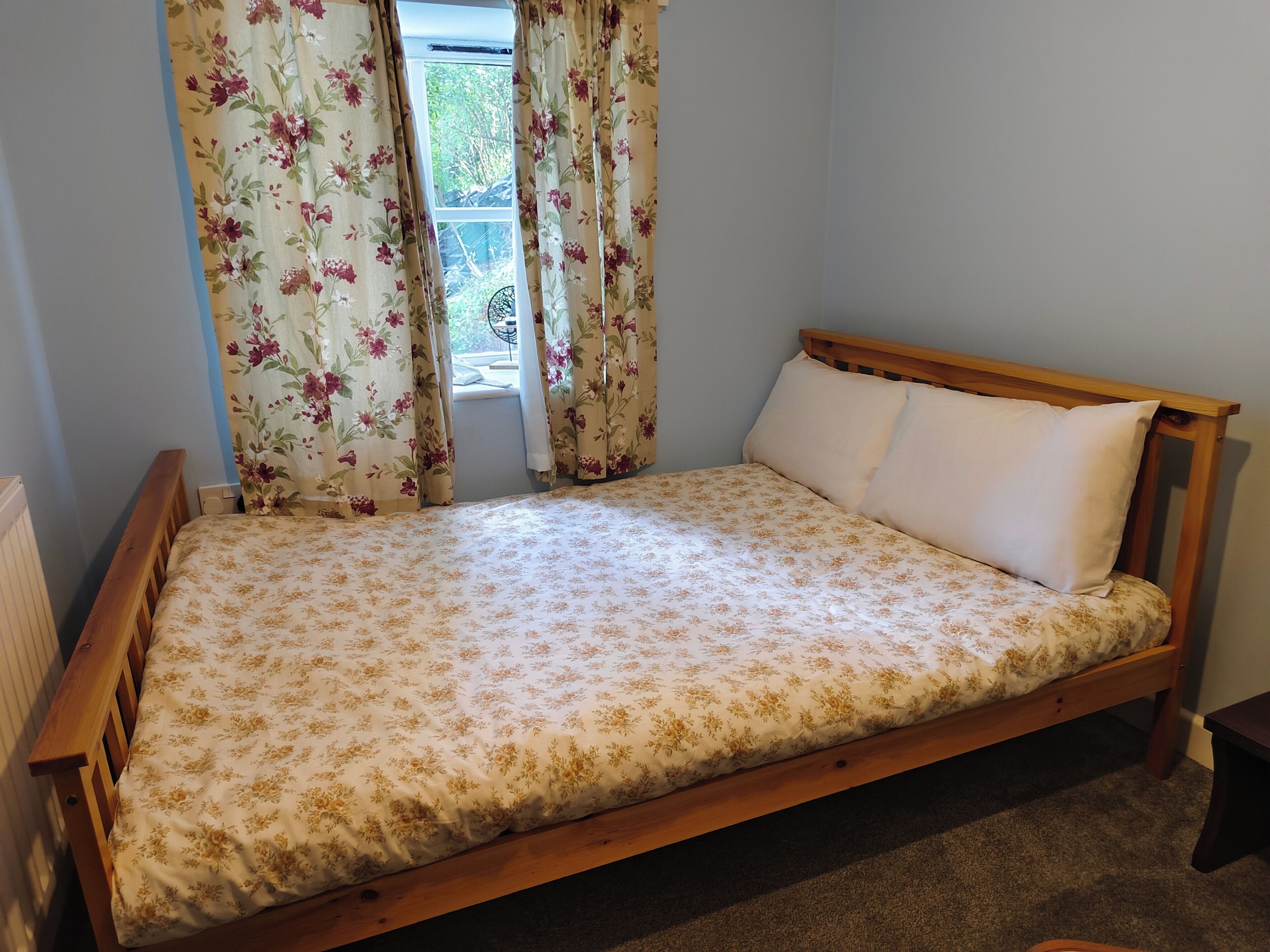2 habitaciones, tabla de planchar con plancha y ropa de cama 