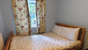 2 habitaciones, tabla de planchar con plancha y ropa de cama