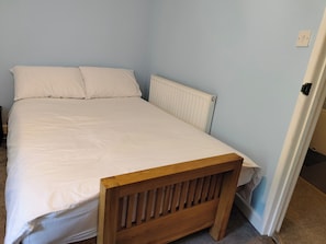 2 chambres, fer et planche à repasser, literie fournie