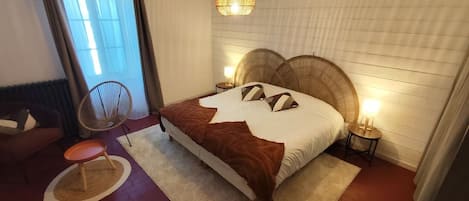 Free WiFi, bed sheets