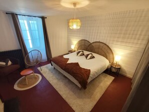 A bedroom with a large bed, two bedside lamps, a chair, and a window with curtains. - Country house, parking - 4 guests (Tavers)