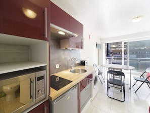 Kühlschrank, Mikrowelle, Geschirrspüler, Toaster