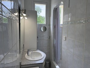 A bathroom with a sink, mirror, and shower. - House with garden, quiet area - Trébeurden (Trébeurden)