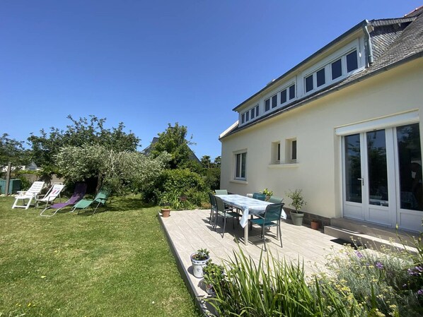 A house with a deck, a lawn, and a garden. - House with garden, quiet area - Trébeurden (Trébeurden)