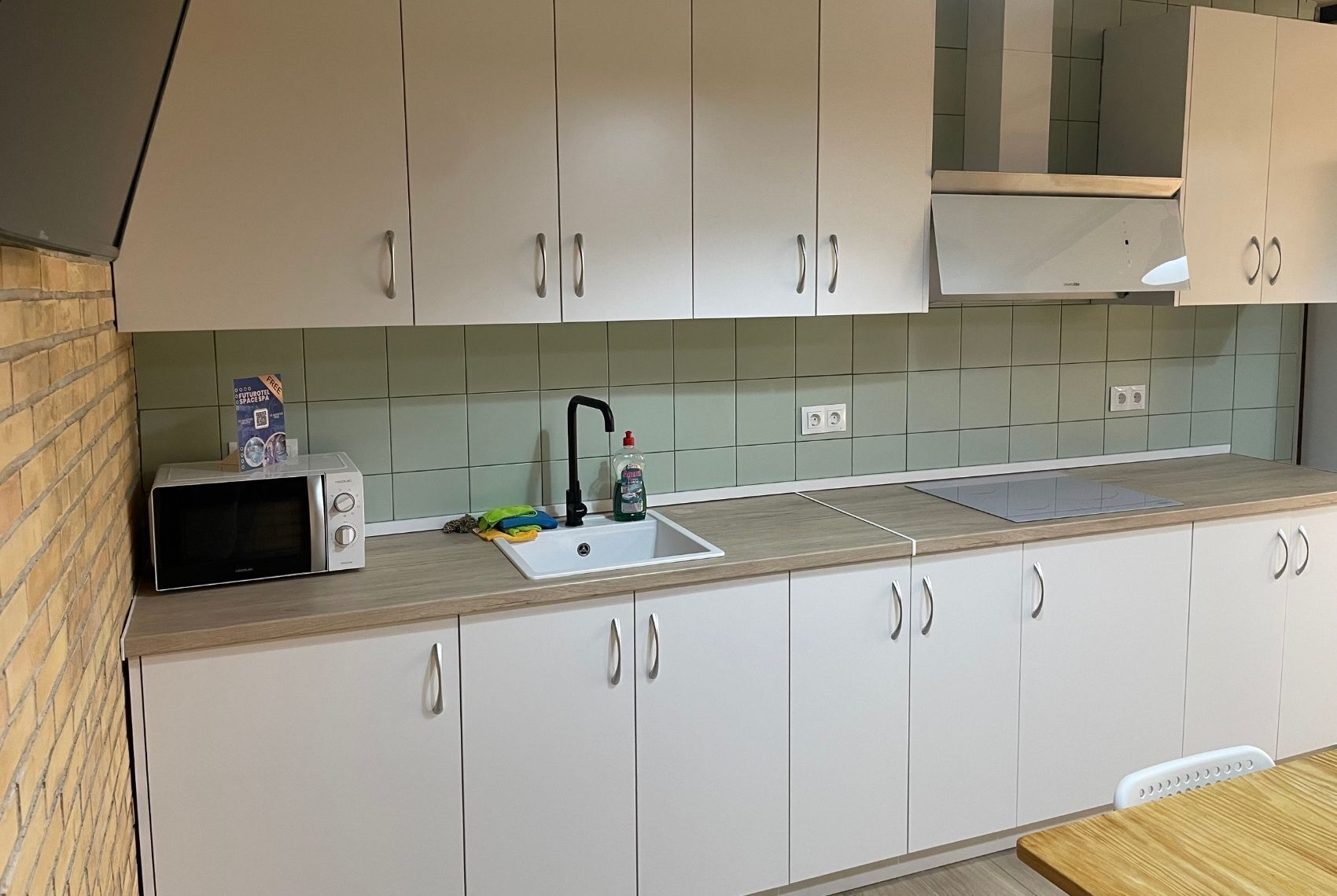 Lemari es di ruangan bersama dan microwave di ruangan umum