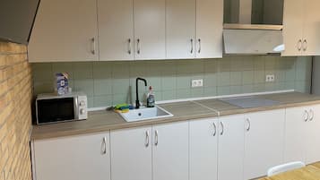 Lemari es di ruangan bersama dan microwave di ruangan umum